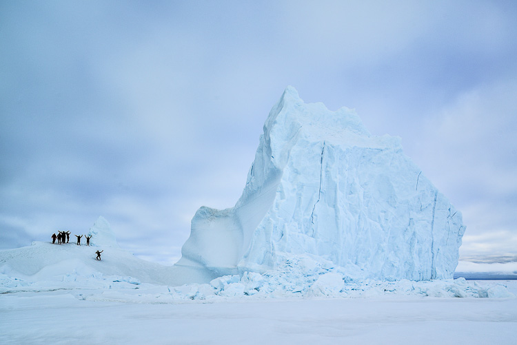 Escalando icebergs no Ártico Canadá Nunavut